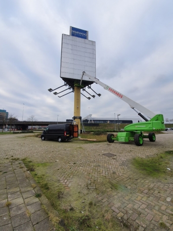 reclamemast gedemonteerd in Schiedam