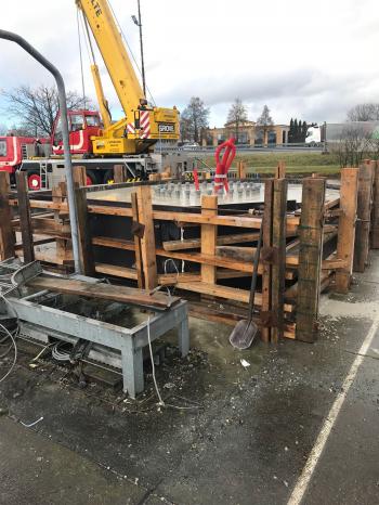 Beton fundering storten voor reclamemast Hardinxveld