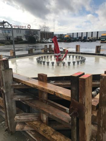 Beton fundering storten voor reclamemast Hardinxveld