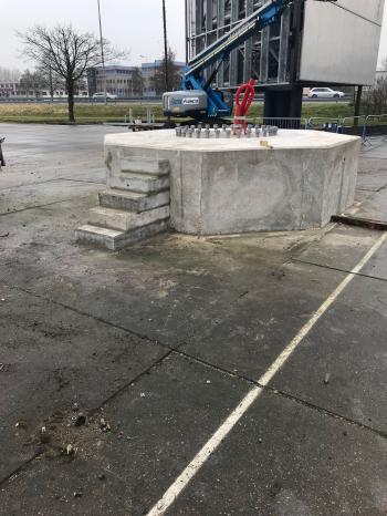 Betonen fundering storten voor reclamemast Hardinxveld