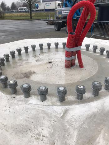 Betonen fundering storten voor reclamemast Hardinxveld