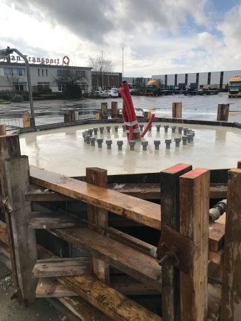 Beton fundering storten voor reclamemast Hardinxveld Beton fundering storten voor reclamemast Hardinxveld